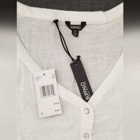 NEW Buttoned blouse - Picture 8 of 8